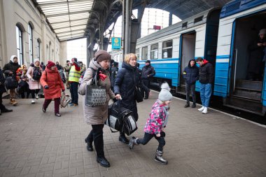 Lviv, Ukrayna - 7 Mart 2022: Lviv tren istasyonunda Avrupa 'ya kaçmak için tren bekleyen Ukraynalı mülteciler