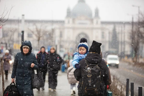 Львів Україна Березня 2022 Українські Біженці Львівському Залізничному Вокзалі Чекають — стокове фото