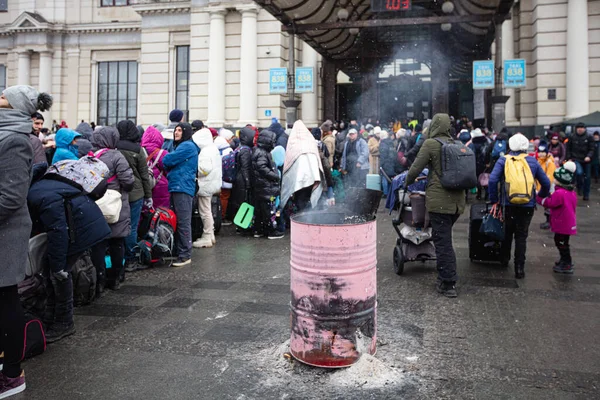 Lviv Ucrania Marzo 2022 Refugiados Ucranianos Estación Tren Lviv Esperan —  Fotos de Stock