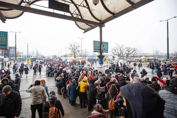 Lviv Ucrania Marzo 2022 Refugiados Ucranianos Estación Tren Lviv Esperan —  Fotos de Stock