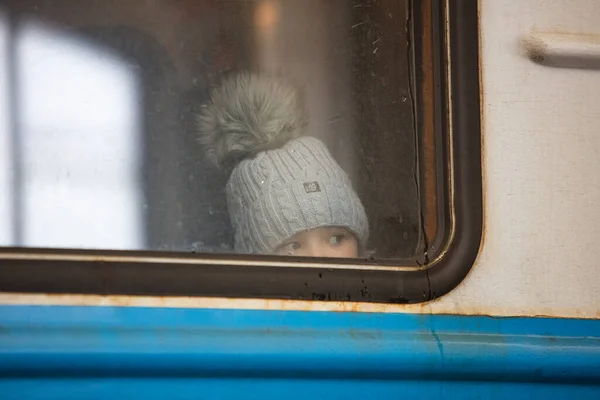 Lviv, Ukrayna - 7 Mart 2022: Lviv tren istasyonunda Avrupa 'ya kaçmak için tren bekleyen Ukraynalı mülteciler