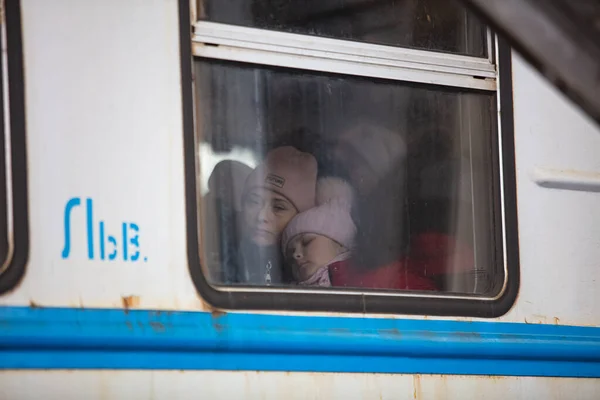 Lviv, Ukrayna - 7 Mart 2022: Lviv tren istasyonunda Avrupa 'ya kaçmak için tren bekleyen Ukraynalı mülteciler