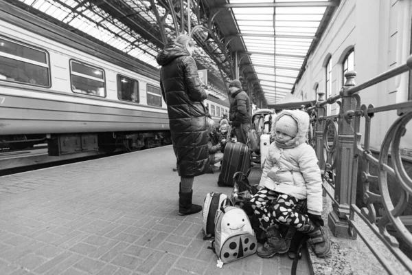 Lviv Ukraina Mars 2022 Ukrainska Flyktingar Lviv Järnvägsstation Väntar Tåget — Stockfoto