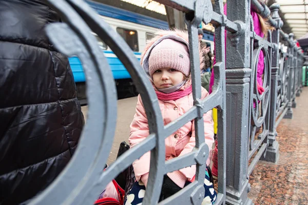Lviv, Ukrayna - 7 Mart 2022: Lviv tren istasyonunda Avrupa 'ya kaçmak için tren bekleyen Ukraynalı mülteciler