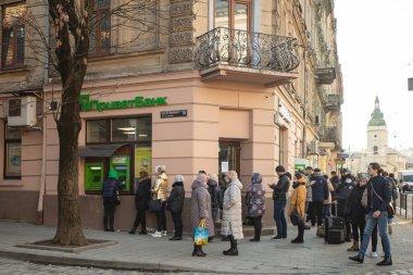 Lviv, Ukrayna - 24 Şubat 2022: Rusya Savaşı 'nın başlangıcındaki Privatbank ATM kuyruğu