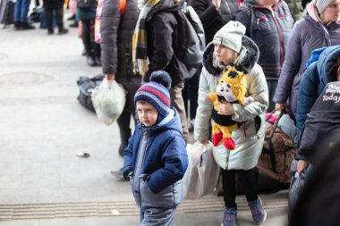 Lviv, Ukrayna - 9 Mart 2022: Lviv tren istasyonundaki Ukraynalı mülteciler Rusya savaşı sırasında Avrupa 'ya kaçmak için tren bekliyorlar