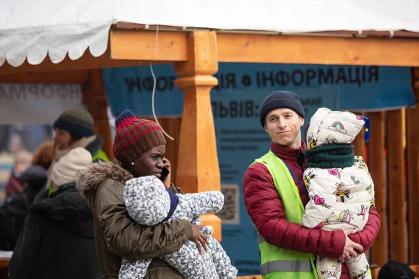 Lviv Ukrajna Március 2022 Külföldi Menekültek Lviv Vasútállomáson Várják Vonatot — Stock Fotó