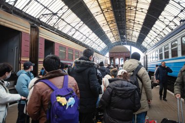 Lviv, Ukrayna - 9 Mart 2022: Lviv tren istasyonundaki Ukraynalı mülteciler Rusya savaşı sırasında Avrupa 'ya kaçmak için tren bekliyorlar