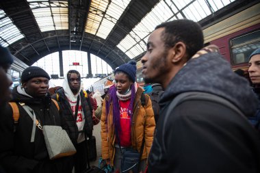 Lviv, Ukrayna - 9 Mart 2022: Rus savaşı sırasında Ukrayna 'dan Avrupa' ya kaçmak için tren bekleyen Lviv tren istasyonundaki yabancı mülteciler