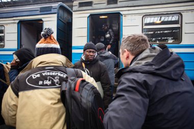 Lviv, Ukrayna - 9 Mart 2022: Rus savaşı sırasında Ukrayna 'dan Avrupa' ya kaçmak için tren bekleyen Lviv tren istasyonundaki yabancı mülteciler