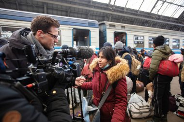 Lviv, Ukrayna - 9 Mart 2022: Rus savaşı sırasında Ukrayna 'dan Avrupa' ya kaçmak için tren bekleyen Lviv tren istasyonundaki yabancı mülteciler