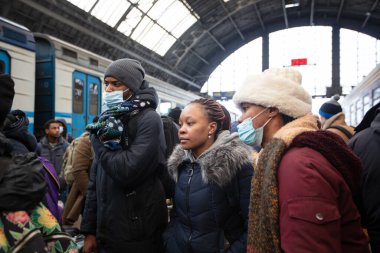 Lviv, Ukrayna - 9 Mart 2022: Rus savaşı sırasında Ukrayna 'dan Avrupa' ya kaçmak için tren bekleyen Lviv tren istasyonundaki yabancı mülteciler