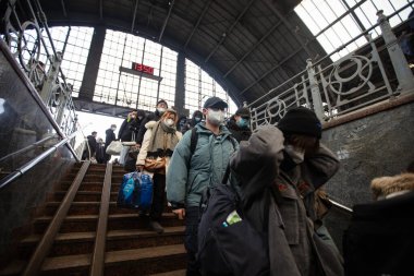 Lviv, Ukrayna - 9 Mart 2022: Rus savaşı sırasında Ukrayna 'dan Avrupa' ya kaçmak için tren bekleyen Lviv tren istasyonundaki yabancı mülteciler