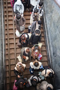 Lviv, Ukrayna - 9 Mart 2022: Rus savaşı sırasında Ukrayna 'dan Avrupa' ya kaçmak için tren bekleyen Lviv tren istasyonundaki yabancı mülteciler