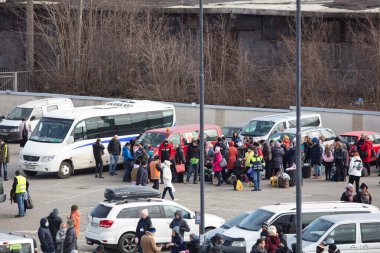 Lviv, Ukrayna - 9 Mart 2022: Lviv tren istasyonundaki Ukraynalı mülteciler Rusya savaşı sırasında Avrupa 'ya kaçmak için tren bekliyorlar