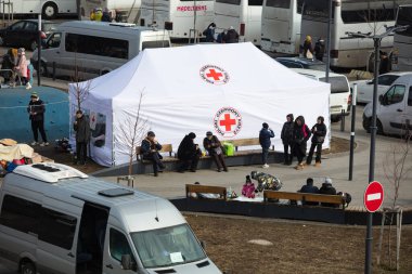 Lviv, Ukrayna - 9 Mart 2022: Rusya savaşı sırasında Lviv tren istasyonundaki Ukraynalı mültecilere Kızıl Haç yardımı