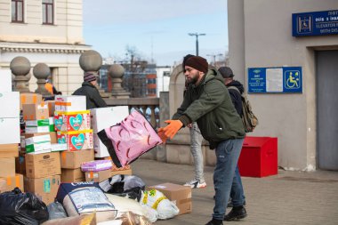 Lviv, Ukrayna - 9 Mart 2022: Lviv tren istasyonundaki Ukraynalı mülteciler Rusya savaşı sırasında Avrupa 'ya kaçmak için tren bekliyorlar