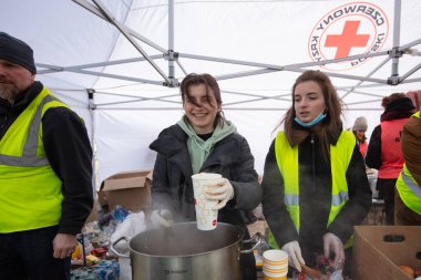 Lviv, Ukrayna - 9 Mart 2022: Rusya savaşı sırasında Lviv tren istasyonundaki Ukraynalı mültecilere Kızıl Haç yardımı