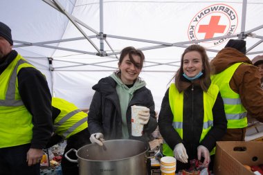 Lviv, Ukrayna - 9 Mart 2022: Rusya savaşı sırasında Lviv tren istasyonundaki Ukraynalı mültecilere Kızıl Haç yardımı