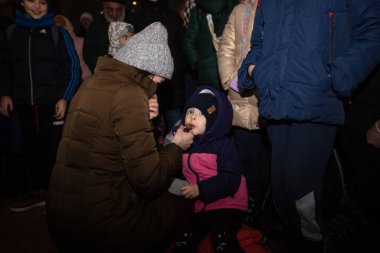 Lviv, Ukrayna - 9 Mart 2022: Lviv tren istasyonundaki Ukraynalı mülteciler Rusya savaşı sırasında Avrupa 'ya kaçmak için tren bekliyorlar