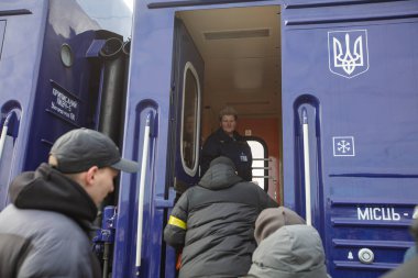 Lviv, Ukrayna - 9 Mart 2022: Lviv tren istasyonundaki Ukraynalı mülteciler Rusya savaşı sırasında Avrupa 'ya kaçmak için tren bekliyorlar