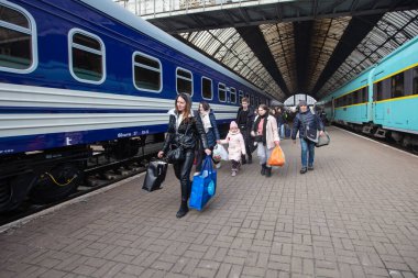 Lviv, Ukrayna - 9 Mart 2022: Lviv tren istasyonundaki Ukraynalı mülteciler Rusya savaşı sırasında Avrupa 'ya kaçmak için tren bekliyorlar