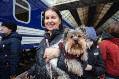 Lviv, Ukrayna - 9 Mart 2022: Lviv tren istasyonundaki Ukraynalı mülteciler Rusya savaşı sırasında Avrupa 'ya kaçmak için tren bekliyorlar