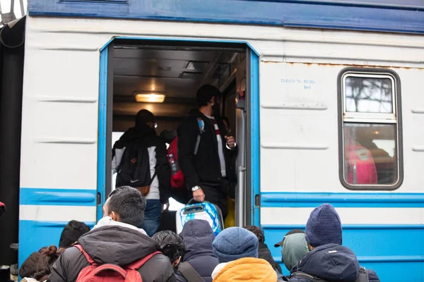 Lviv Ucrania Marzo 2022 Refugiados Ucranianos Estación Tren Lviv Esperan — Foto de Stock