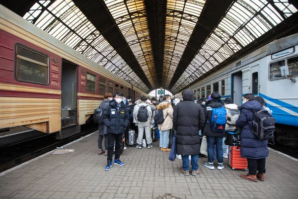 Lviv Ucrânia Março 2022 Refugiados Ucranianos Estação Ferroviária Lviv Esperando — Fotografia de Stock