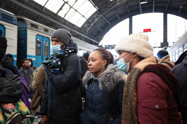 Lviv Ucrânia Março 2022 Refugiados Estrangeiros Estação Ferroviária Lviv Esperando — Fotografia de Stock