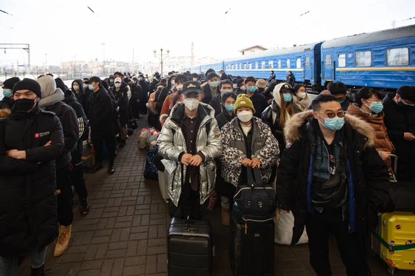Lviv, Ukrayna - 9 Mart 2022: Rus savaşı sırasında Ukrayna 'dan Avrupa' ya kaçmak için tren bekleyen Lviv tren istasyonundaki yabancı mülteciler