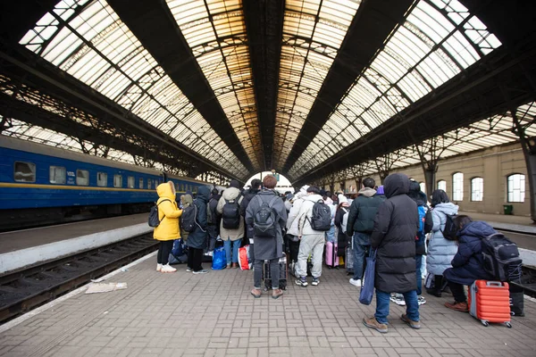 Lviv Ucrania Marzo 2022 Refugiados Ucranianos Estación Tren Lviv Esperan — Foto de Stock