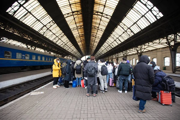 Lviv Ucrania Marzo 2022 Refugiados Ucranianos Estación Tren Lviv Esperan — Foto de Stock