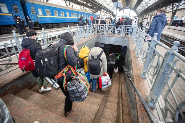 Lviv Ucrania Marzo 2022 Refugiados Extranjeros Estación Tren Lviv Esperan — Foto de Stock