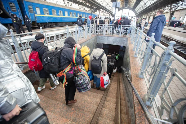 Lviv Ukrajna Március 2022 Külföldi Menekültek Lviv Vasútállomáson Várják Vonatot — Stock Fotó