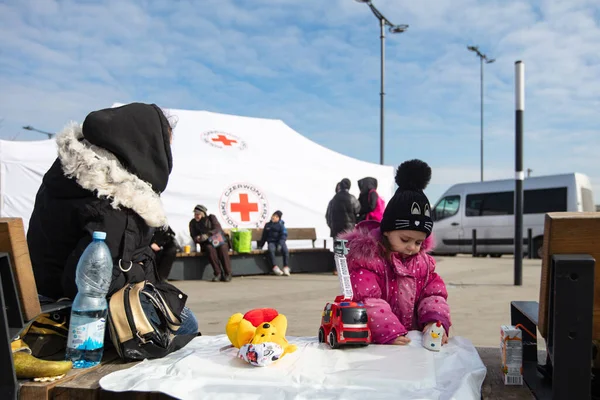 Львов Украина Марта 2022 Года Красный Крест Украинских Беженцев Железнодорожном — стоковое фото