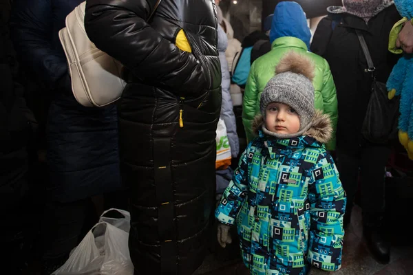 Lviv, Ukrayna - 9 Mart 2022: Lviv tren istasyonundaki Ukraynalı mülteciler Rusya savaşı sırasında Avrupa 'ya kaçmak için tren bekliyorlar