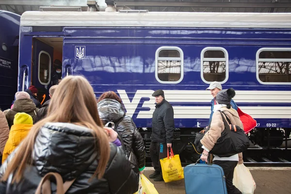 Lviv Ucrania Marzo 2022 Refugiados Ucranianos Estación Tren Lviv Esperan — Foto de Stock