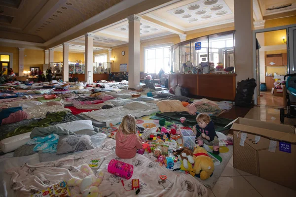 Lviv Ucrania Marzo 2022 Refugiados Ucranianos Estación Tren Lviv Durante — Foto de Stock