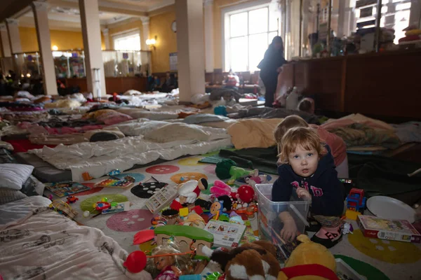 Lviv Ukraine Mars 2022 Réfugiés Ukrainiens Gare Lviv Pendant Guerre — Photo