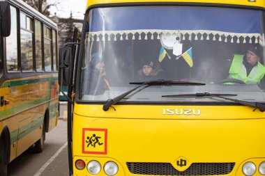 Lviv, Ukrayna - 10 Mart 2022: Lviv tren istasyonundaki Ukraynalı mülteciler Rusya savaşı sırasında Avrupa 'ya kaçmak için tren bekliyorlar