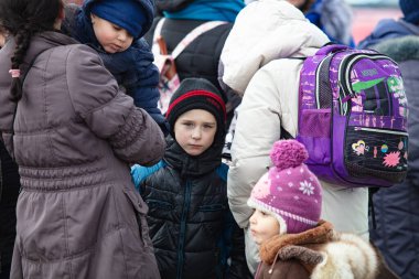 Lviv, Ukrayna - 10 Mart 2022: Lviv tren istasyonundaki Ukraynalı mülteciler Rusya savaşı sırasında Avrupa 'ya kaçmak için tren bekliyorlar