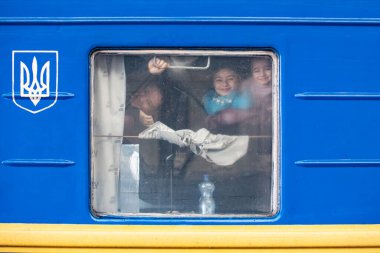 Lviv, Ukrayna - 10 Mart 2022: Lviv tren istasyonundaki Ukraynalı mülteciler Rusya savaşı sırasında Avrupa 'ya kaçmak için tren bekliyorlar