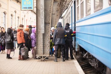 Lviv, Ukrayna - 10 Mart 2022: Lviv tren istasyonundaki Ukraynalı mülteciler Rusya savaşı sırasında Avrupa 'ya kaçmak için tren bekliyorlar