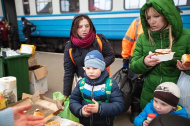 Lviv, Ukrayna - 10 Mart 2022: Lviv tren istasyonundaki Ukraynalı mülteciler Rusya savaşı sırasında Avrupa 'ya kaçmak için tren bekliyorlar