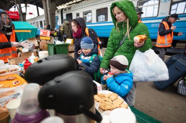 Lviv, Ukrayna - 10 Mart 2022: Lviv tren istasyonundaki Ukraynalı mülteciler Rusya savaşı sırasında Avrupa 'ya kaçmak için tren bekliyorlar