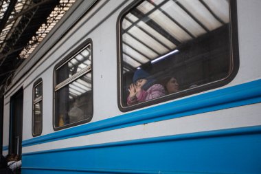 Lviv, Ukrayna - 10 Mart 2022: Lviv tren istasyonundaki Ukraynalı mülteciler Rusya savaşı sırasında Avrupa 'ya kaçmak için tren bekliyorlar