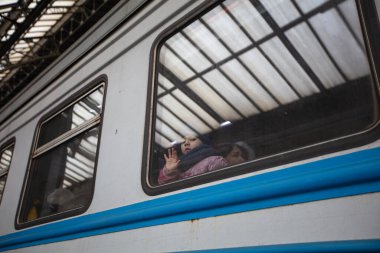 Lviv, Ukrayna - 10 Mart 2022: Lviv tren istasyonundaki Ukraynalı mülteciler Rusya savaşı sırasında Avrupa 'ya kaçmak için tren bekliyorlar