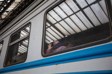 Lviv, Ukrayna - 10 Mart 2022: Lviv tren istasyonundaki Ukraynalı mülteciler Rusya savaşı sırasında Avrupa 'ya kaçmak için tren bekliyorlar