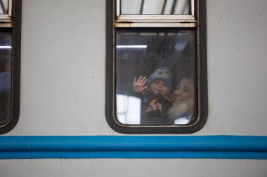 Lviv, Ukrayna - 10 Mart 2022: Lviv tren istasyonundaki Ukraynalı mülteciler Rusya savaşı sırasında Avrupa 'ya kaçmak için tren bekliyorlar